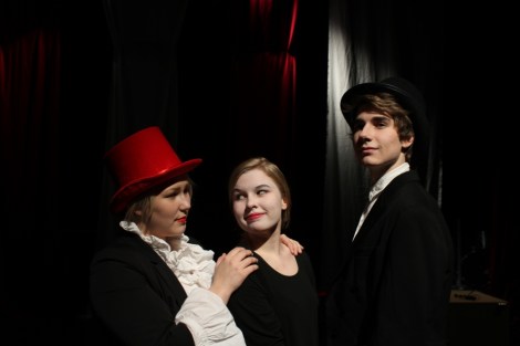 Maisa Jaaksola (Rose Alekan, sirkustirehtööri), Petra Ekroos (Mykkä klovni) ja Väinö Vasara (Saska Alekan, taikuripoika) näyttelevät päärooleja. Toisessa miehityksessä samoissa rooleissa nähdään ja kuullaan Aino Kallio, Rosa Nordström ja Olli Talsi.