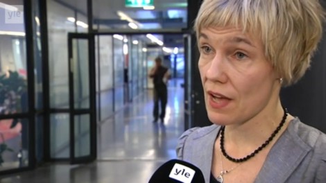 Äidinkieltäja kirjallisuutta sekä teatteri-ilmaisua opettava Satu Kiiskinen kommentoi työryhmän suunnitelmia Yleisradiolle. Kuva: YLE.