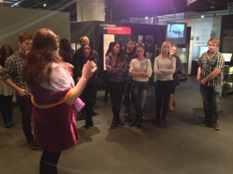 Perusnäyttelyssä tilulaiset kuulivat mm. kuvajournalismin kehityksestä. Oppaanamme oli museon johtaja Saila Linnahalme. Kuva: Antti Pentikäinen.