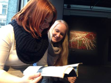 Flashes from Finland -näyttelyssä pääsi tutustumaan vanhoihin National Geographic -lehtiin. Kuva: Antti Pentikäinen.