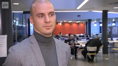 Rehtori Ari Rankia haastateltiin Yleisradion uutislähetyksiin sekä nettiin. Kuva: YLE.