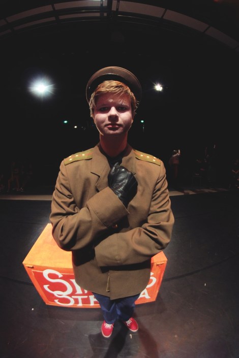 Viranomainen valvoo rajaa. Kuva: Lari Koponen.