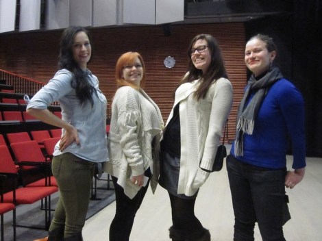 Alumnipanelistit vasemmalta oikealle: Julia Harjula, Krista Kokkonen, Susanna Ronkainen ja Linnea Peurakoski. Kuvasta puuttuu Joel Honkasuo. Kuva: Antti Pentikäinen.