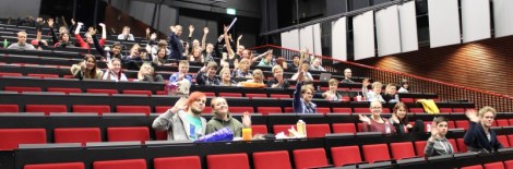 Osa StarWars -viikonlopun osallistujista vilkuttaa juuri ennen elokuvan alkua. Kuva: Antti Pentikäinen.