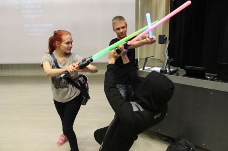 Emmi, Timo ja Kasperi eläytyivät jedi-ritarien taisteluihin. Kuva: Antti Pentikäinen.
