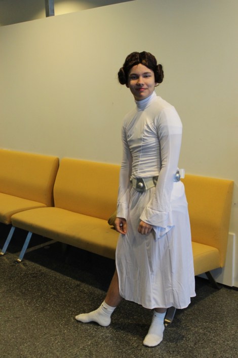 Wille Salminen voitti prinsessa Leia -puvullaa puyllakahvit koulun kahvilassa. Kuva: Antti Pentikäinen.