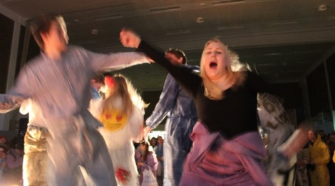 Abigaalassa kuultii runsaasti musiikkia, kuvassa lievää vakavammin tärähtäneet Väinö ja Maisa. Kuva: Antti Pentikäinen.