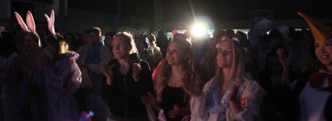 Abiyleisö käyttäytyi fiksusti ja bailasi ankarasti. Tämä vuonna haalareista ei jäänyt salin parkettiin yhtään takapuolenkuvaa! Kuva: Antti Pentikäinen.