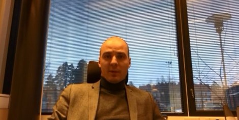 Ari Ranki puhuu abeille videon välituksellä.