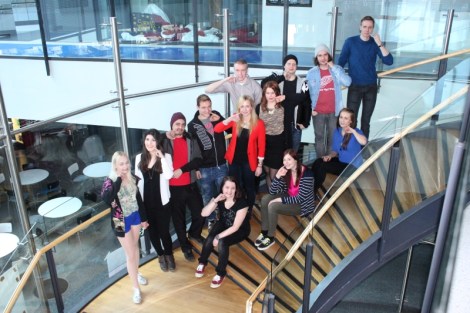 06G Tilun aulassa. Syksyn 2006 luokkakuvassa ryhmä matki erästä Austin Powers -elokuvien hahmoa, joten nyt poseerasimme samalla tavalla. kuva: Antti Pentikäinen.