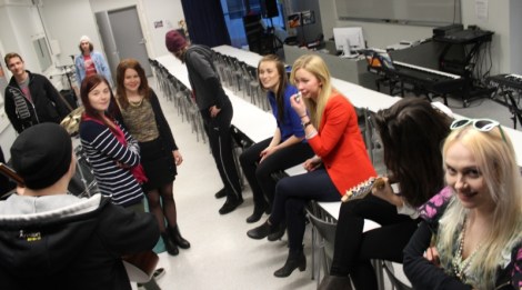 06G:n viimeisellä RO-tuokiolla muisteltiin lukiovuosia lämmöllä. Kuva: Antti Pentikäinen.