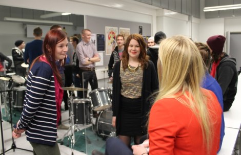 Musiikkiluokka herätti muistoja menneistä lukiovuosista. Kuva: Antti Pentikäinen.