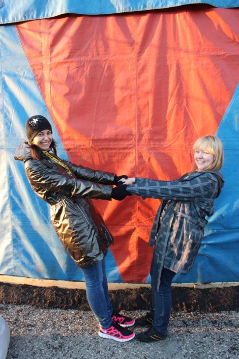Hoda Shabrokh ja tämän jutun kirjoittaja Tiia Peltonen pelleilevät suuren teltan vierellä.