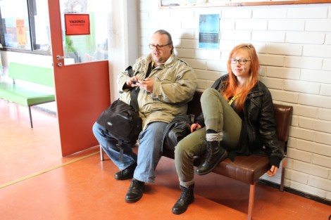 Opettaja Antti Pentikäinen ja entinen tilulainen Iina Mikkonen istuvat Kitisenrannan koulun ruokalan edustalla. Iina on ollut talkoolaisena Sodiksessa useita kertoja.