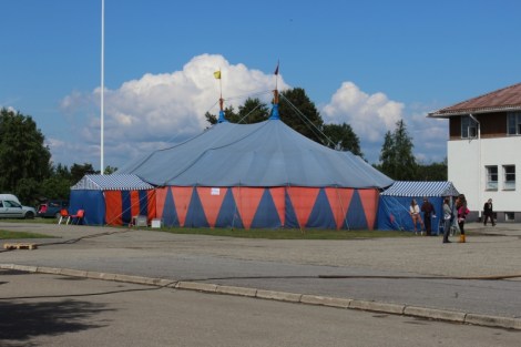 Pikkuteltassa näytetään paljon kummallisia elokuvia ja dokumentteja.