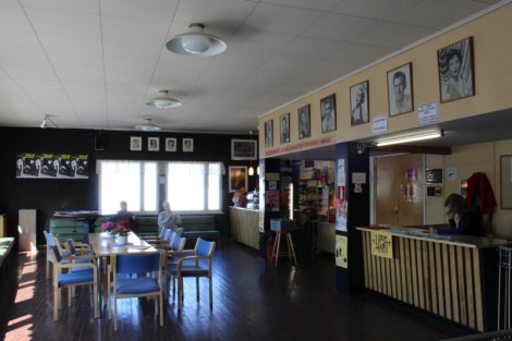 Elokuvateatteri Lapinsuussa on ihanan vanhanaikainen tunnelma. Oikealla lipunmyynnin yläpuolella on 50-luvun Hollywood-tähtien kuvia.