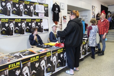 Koulun aulassa on myynnissä mm. julisteita, paitoja, levyjä, leffoja ja kirjoja. Aulassa myös jonotetaan koulun salin näytöksiin.