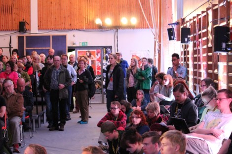 Leffafriikit kuuntelevat ohjaajavieraan jorinoita. Bongaa kuvasta Satu Kiiskinen!