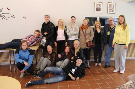 Kuvassa Tilun elokuvakurssilaiset. Kiiskisen Satu puuttuu kuvasta, koska hän on kameran takana.