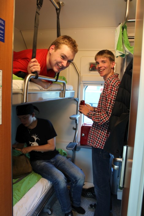 Pojat valmistautuvat kotimatkalle.