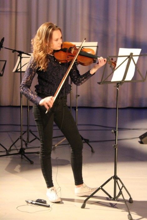 Gaalakonsertissa kulltiin niin akustisia kuin sähköisiä soittimia. Kuva: Antti Pentikäinen.