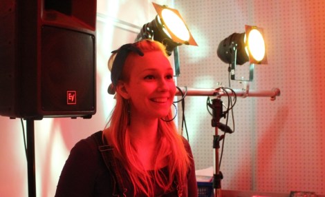 Loistava Emilia Rinne lauloi omaa musiikkiaan alumneille. Kuva: Antti Pentikäinen.