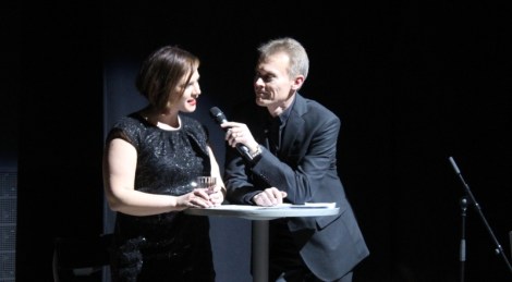 Erkki Ylimäki haastattelee Hemi Abspoelia, joka lauloi opettajien bänsin solistina. Kuva: Antti Pentikäinen.