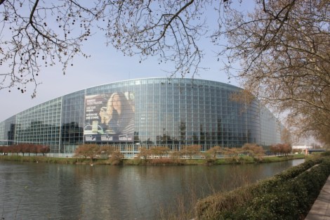 Europarlamentin seinässä Strassbourgissa on suuri juliste, jossa kehoitetaan kansalaisia äänestämään. Kuva: Helena Kaksonen.