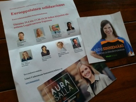 Tilaisuudessa levitettiin myös ehdokkaiden mainosmateriaalia. Kuva: Camilla Lepistö.