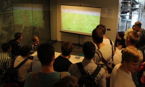 Fifa-turnausta pelattiin Stonegengessä ja Niskavuoressa, mutta finaali tuotiin kaikkien tilulaisten katsottavaksi ala-aulaan. Kuva: Micke Bergström.