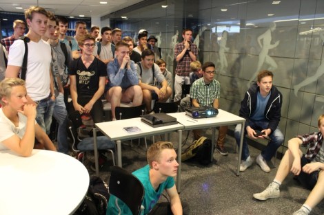 Yleisö seurasi pelejä melkein kuin oikeaa jalkapallo-ottelua. Kuva: Antti Pentikäinen.