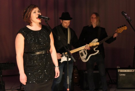 Opettajien bändi esiintyy aina silloin tällöin koulun tapahtumissa. Opettajat osallistuvat usein myös musikaalien ja muiden tapahtumien järjestämiseen. Kuva: Antti Pentikäinen.