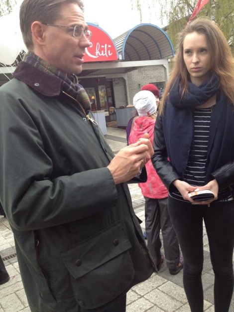 Sanni Mäki kuuntelee Jyrki Kataisen näkemyksiä.