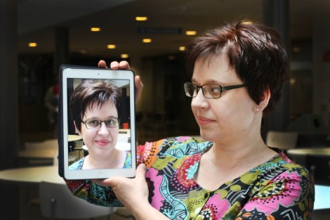 Maijaleena on opiskellut myös iPadin käyttöä opetuksessa. Kuva: Antti Pentikäinen.