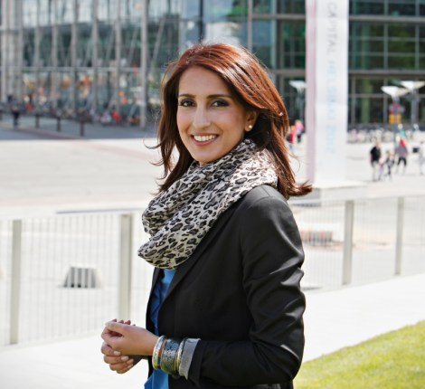 Nasima Razmyar on yksi SDP:n ehdokkaista Euroopan parlamenttiin. Kuva: www.nasima.fi.