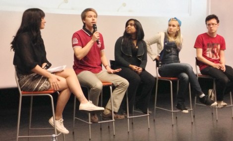 Panelistit kertoivat avoimesti elämästään ykkösille ja kakkosille järjestetyissä tilaisuuksissa. Vasemmalta oikealle: Julia Harjula, Sampsa Suvivuo, Leela Konttavaara, Emilia Rinne ja Joel Honkasuo. Kuva: Antti Pentikäinen.