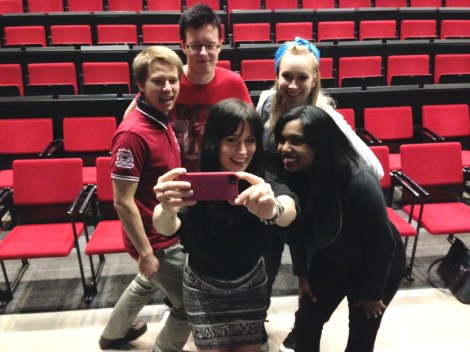 Tilaisuuksien välissä panelisteilla oli aikaa ottaa ryhmäselfie. Kuva: Antti Pentikäinen.