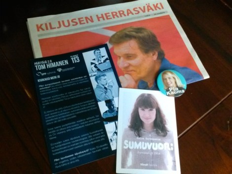 Ehdokkaat jakoivat tilaisuudessa vaalimateriaalejaan. Kuva: Camilla Lepistö.