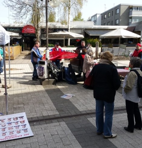 SDP tarjosi vaalisoppaa Tikkuraitilla. Kuva: Elias Pylväläinen.