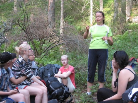 Biologian opetusta kerrankin oikeassa paikassa. Tilun oma Sanna Kokkonen opettaa. Kuva: Mika Meller.