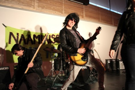 Atte vetää antaumuksella. Kuva: Antti Pentikäinen