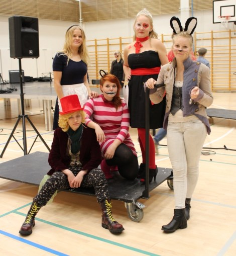 Liisa ja muut ihmemaalaiset. Kuva: Antti Pentikäinen