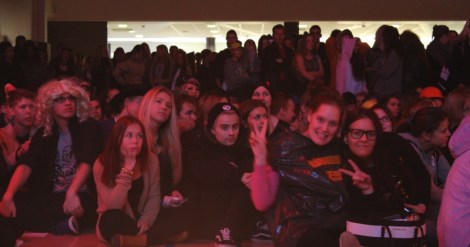 Gaalayleisö menee pähkinöiksi. Kuva: Antti Pentikäinen