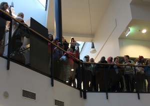 Flash mob keräsi aulan täyteen hämmentynyttä yleisöä. Kuva: Sami Uhre.