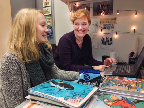 Opkh:n puheenjohtaja Ronja ja ohjaava opettaja Mila suunnittelevat tulevia seikkailuja. Kuva: Antti Pentikäinen.