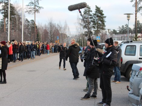 Kuvausten lomassa tilulaiset pääsivät seuraamaan ammattimaisen kuvausryhmän toimintaa. Kuva: Antti Pentikäinen.