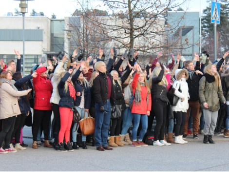 Tilulaisia saapui kuvauksiin ainakin 300. Bongaa julkkis! Kuva: Antti Pentikäinen.