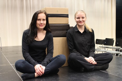 Katariina ja Iida olivat tyytyväisiä suoritettuaan teatterin lukiodiplomikurssin. Kuva: Antti Pentikäinen.