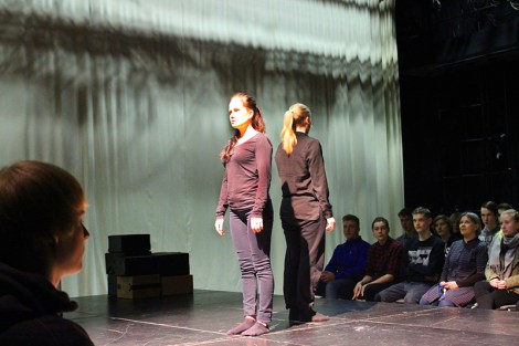 Diplomiesitys järjestettiin auditoriossa, jonka lavalle oli rakennettu intiimi studioteatteri. Yleisö ympäröi lavan kolmelta suunnalta. Kuva: Antti Pentikäinen.