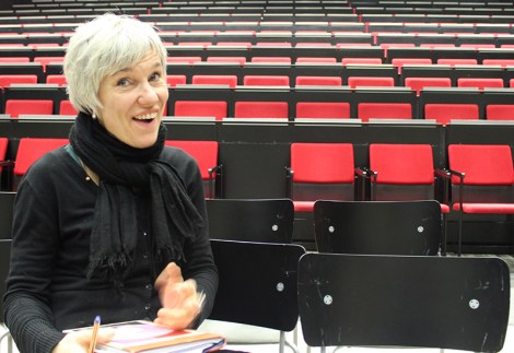 Äidinkielen ja kirjallisuuden sekä teatteri-ilmaisun opettaja Satu Kiiskinen vastaa teatterin lukiodiplomikurssista. Jos teatterin tekeminen kiinnoostaa, puhu Satulle! Kuva: Antti Pentikäinen.